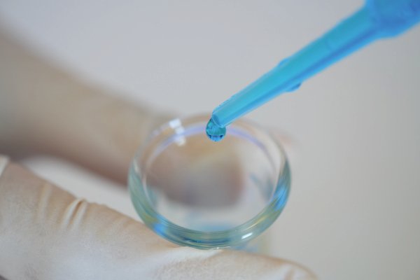 Laser Assisted Hatching (LAH) on embryo in IVF lab